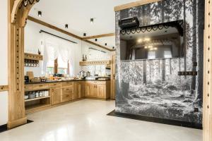 a kitchen with a fireplace in the middle of a room at Willa Lasak in Biały Dunajec