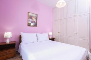 sypialnia z białym łóżkiem i białymi szafkami w obiekcie Coryfo Casetta, Mon Repo w Korfu