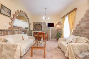 salon z 2 kanapami i stołem w obiekcie Coryfo Casetta, Mon Repo w Korfu