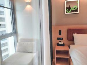 Kleines Zimmer mit einem Bett und einem Fenster in der Unterkunft Elbon The Stay Haeundae 엘본더스테이 해운대 in Busan
