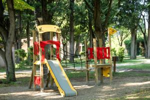 - une aire de jeux avec toboggan dans un parc dans l'établissement Camping les Avignon - la Laune, à Villeneuve-lès-Avignon