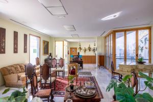 Posedenie v ubytovaní Casa Xanadu Carmona - Stylish villa with rooftop terrace and stunning views of Parador