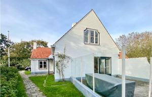 een wit huis met een bad in de tuin bij Amazing Home In Bergen Aan Zee With Wifi in Bergen aan Zee