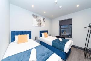 1 dormitorio con 2 camas y ventana en 2 Bedroom 2 bathroom slp 5 en Brighton & Hove