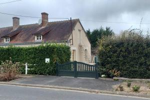 a green fence in front of a house at Maison village in Baudres