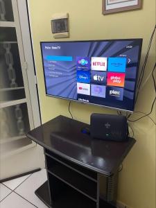 einen Schreibtisch mit einem Computermonitor an der Wand in der Unterkunft Casa Família Mattos in Xangri-lá