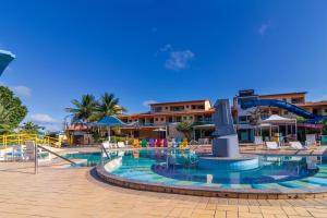 Praia Sol Hotel by Castelo Itaipava في سيرا: مسبح في منتجع فيه زحليقة مائية