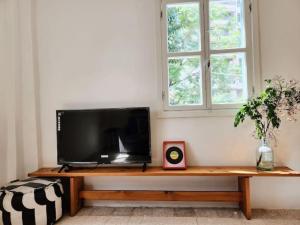 TV a/nebo společenská místnost v ubytování Railway House 1BR Apt w front yard + 4 fotografie