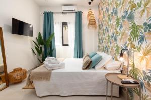 Un dormitorio con una cama y una mesa y una pared. en Apartamento con piscina y terraza, en Valencia 60 fotos más