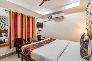 um quarto de hotel com uma cama e um quarto em FabHotel Sagar Royale em Bhubaneshwar