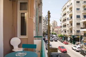 un balcón con vistas a una calle de la ciudad con coches en Little Urban Palace 4BR Beirut, en Beirut
