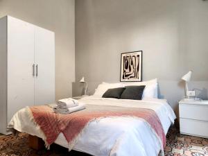 1 dormitorio con 1 cama grande y armario blanco en Little Urban Palace 4BR Beirut, en Beirut