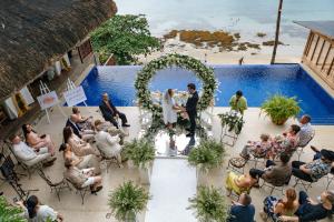 eine Braut und ein Bräutigam stehen unter einem Bogen auf einer Hochzeit in der Unterkunft Mua Tala Hotel El Nido in El Nido