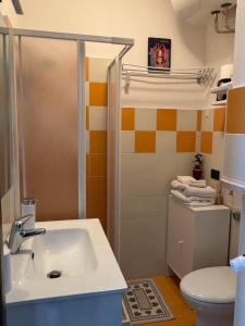 uma casa de banho com um lavatório e um WC em Gina's Home - Appartamento nel cuore di Bardonecchia em Bardonecchia