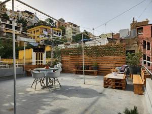 een patio met een tafel en stoelen in een gebouw bij Cozy Studio w Yard and Rooftop in Badawi in Beiroet