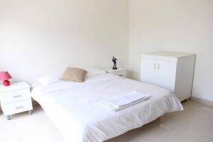 A bed or beds in a room at Modern 3BR Apt next to Hotel Dieu