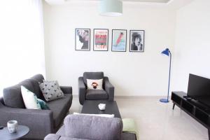 ベイルートにあるModern 3BR Apt next to Hotel Dieuのソファとテーブルのあるリビングルーム