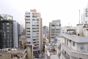 een uitzicht over een stad met hoge gebouwen bij Modern 3BR Apt next to Hotel Dieu in Beiroet