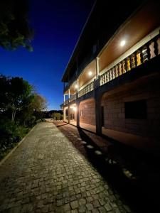 un bâtiment avec des lumières sur le côté d'une rue dans l'établissement Porto Area, Poolside Sunsets of Vila Boa, 