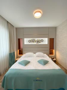 Postel nebo postele na pokoji v ubytování Hotel Coroana
