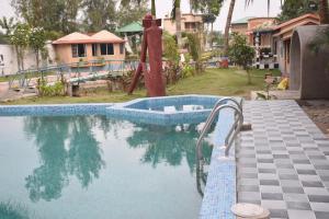 una piscina con scivolo in una casa di Royal Sundarban Wild Resort a Jharkhali