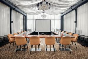 فندق كوشير كينغ ديفيد براغ في براغ: قاعة المؤتمرات مع طاولة وكراسي طويلة