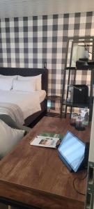 einen Schreibtisch mit einem Laptop auf dem Bett in der Unterkunft Kreuzblume Hotel & Weinstube in Freiburg im Breisgau