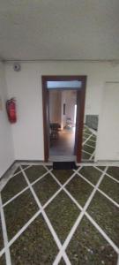 una habitación vacía con una puerta en una casa en Athens Center Cosy Apartment, en Atenas