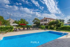 Bazén v ubytování House MIRABELLE with Pool nebo v jeho okolí