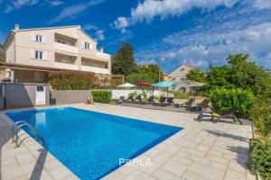 Bazén v ubytování House MIRABELLE with Pool nebo v jeho okolí