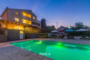 Bazén v ubytování House MIRABELLE with Pool nebo v jeho okolí