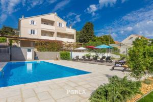 Bazén v ubytování House MIRABELLE with Pool nebo v jeho okolí