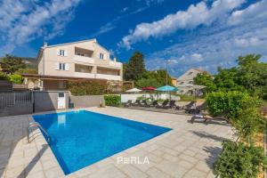 Bazén v ubytování House MIRABELLE with Pool nebo v jeho okolí