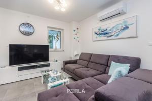 TV a/nebo společenská místnost v ubytování House MIRABELLE with Pool