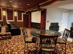 una sala de conferencias con mesa y sillas. en Themed Room Mountain Retreat with Home Theater, en Mars Hill