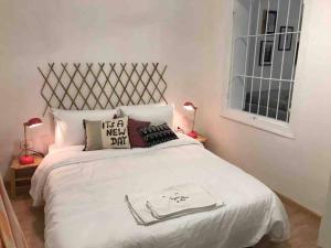 เตียงในห้องที่ Skylight 1BR Apartment Mar Mikhael