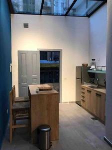ครัวหรือมุมครัวของ Skylight 1BR Apartment Mar Mikhael