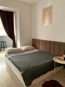 מיטה או מיטות בחדר ב-Comfort Home Soborna 283
