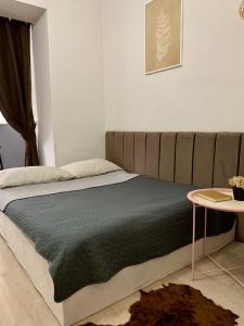 un letto in una camera con divano e tavolo di Comfort Home Soborna 283 a Rivne