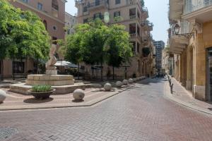 ベイルートにあるStunning Artist House in Saifiの市中像のある通り