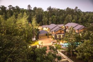 eine Luftansicht eines Hauses mit Pool in der Unterkunft Queens Hotel -Yellow Lake Resorts &Spa -Yercaud in Yercaud