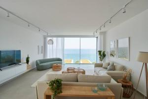 Prostor za sedenje u objektu Amchit Bay Beach Residences 3BR Rooftop w Jacuzzi
