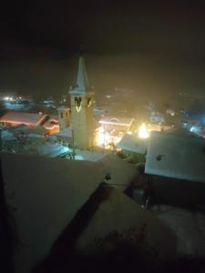 uma vista para uma igreja à noite em Maison du Mont em Aosta