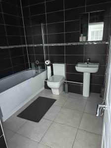 uma casa de banho com um WC e um lavatório em Modern apartment, 1km from city! em Elswick