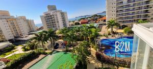 - une vue sur la piscine d'une ville dans l'établissement Homeclub, Beto Carrero, praia, piscina diversão, à Penha