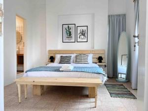 um quarto com uma cama de madeira em Bright Loft 4BR MarMikhael em Beirute
