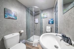 ein Bad mit einer Dusche, einem WC und einem Waschbecken in der Unterkunft *RA12s* For your most relaxed & Cosy stay + Free Parking + Free Fast WiFi * in Headingley