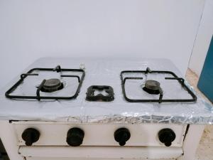 an old stove with tin foil on top of it at منزل سيد سعد in Cairo