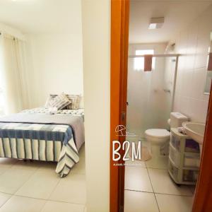 - une chambre avec un lit et une salle de bains avec des toilettes dans l'établissement Homeclub, Beto Carrero, praia, piscina diversão, à Penha