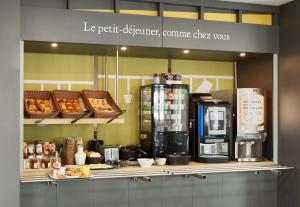 ヴィルパントにあるB&B HOTEL Paris Nord Villepinteのキッチン(コーヒーメーカー、パン付きのカウンター付)